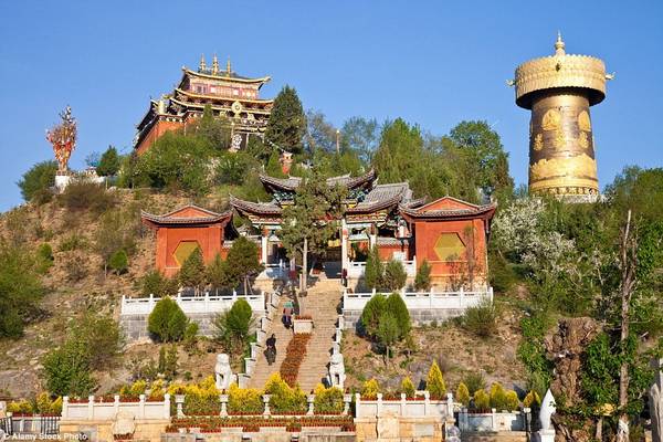 Shangri La, Trung Quốc: Năm 2001, thành phố Zhongdian ở tây nam Trung Quốc quyết định đổi tên thành Shangri La, miền thiên đường bí ẩn trong tiểu thuyết Lost Horizon (1939) của James Hilton.