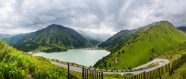  Hồ Almaty lớn nằm trong dãy núi Tian Shan. Phía tây, dãy núi Tianshan chạy về biên giới với Trung Quốc, nổi tiếng với hệ sinh thái đa dạng và được UNESCO công nhận là Di sản văn hóa thế giới.