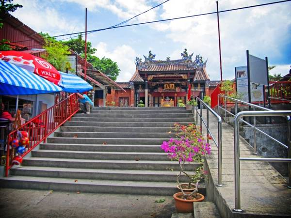 Đền Rắn (hay còn gọi là đền Penang) là ngôi đền nổi tiếng ở tỉnh Sungai Kluang, Penang, Malaysia, thu hút rất đông khách du lịch mỗi năm.
