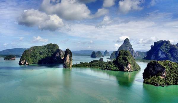 Phang Nga : Đặc biệt nổi tiếng trong giới yêu thích đảo đá vôi, vịnh Phang Nga là thiên đường, với khoảng 40 hòn đảo lớn nhỏ sở hữu các cột đá vôi đủ hình thù kì dị, thậm chí cao tới 400 m. Với những ai yêu thích điệp viên 007, vịnh Phang Nga còn là điểm đến lý tưởng bởi lẽ bối cảnh một trong các bộ phim về James Bond được quay tại Ko Tapu, hiện còn được gọi là đảo James Bond. Ảnh: Aleenta.