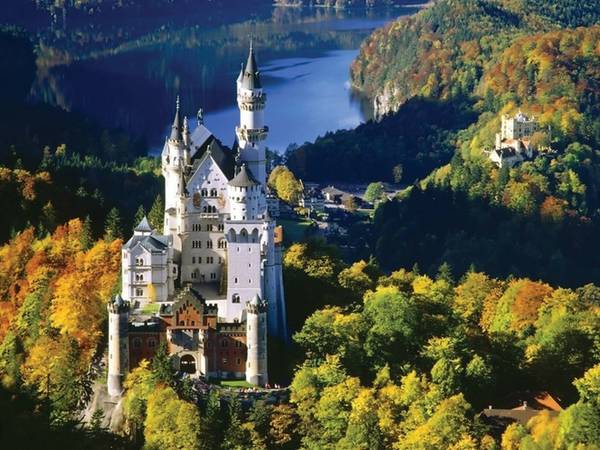 Vùng Bavaria, Đức nổi tiếng là nơi có mùa thu tuyệt đẹp trong mắt du khách. Nơi đây cũng là điểm đến hút khách du lịch vào mùa thu, với lễ hội Oktoberfest ở Munich.