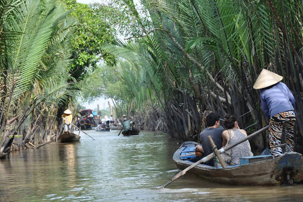 Ngồi bè du ngoạn Cù lao Thới Sơn. Ảnh: iVIVU