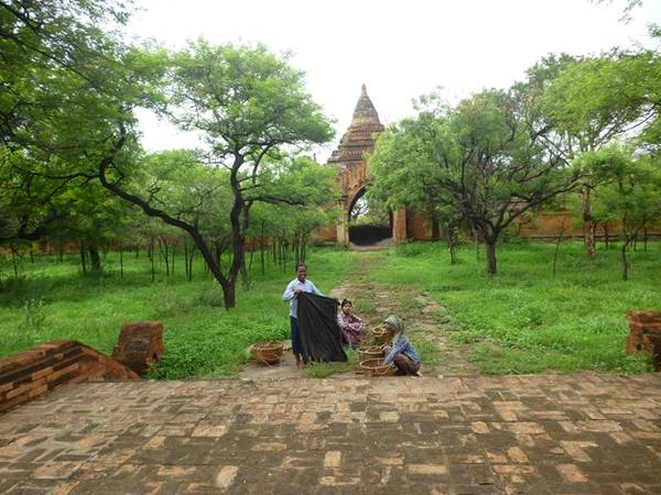 Con người Myanmar cực kỳ thân thiện, tốt bụng và hiếu khách. Bạn sẽ nhận được những ánh mắt tò mò ở khắp mọi nơi, thậm chí là còn được người dân xin chụp hình chung. Trong một lần chúng tôi ăn ở một nhà hàng địa phương, toàn bộ nhân viên đều chú ý cách chúng tôi ăn và phản ứng với món ăn.