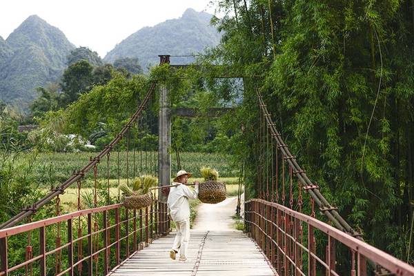 Nếu đi từ Hà Nội, bạn có thể chọn cung Lạng Sơn - Mẫu Sơn - Cao Bằng - Trùng Khánh để thưởng ngoạn cảnh đẹp dọc đường đi.