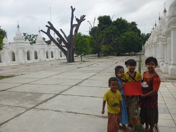 Hãy đến Mandalay để thăm quyển sách Phật lớn nhất thế giới tại chùa Kuthodaw, nơi những phần của quyển sách Phật giáo được khắc lên tấm bia và đặt trong những ngôi đền màu trắng, tạo thành một khu vực rộng lớn.