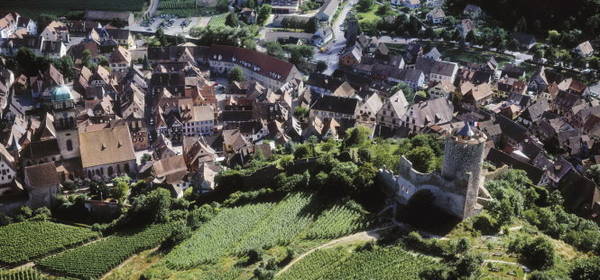 Toàn cảnh Kaysersberg trên con đường rượu vang ở Alsace - Ảnh: lechambard