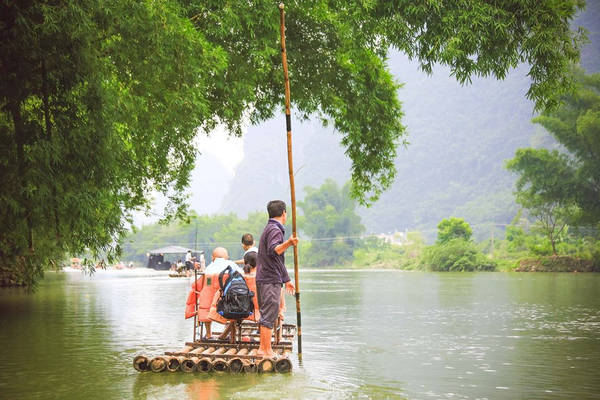 Đi thuyền trên dòng Lệ Giang.