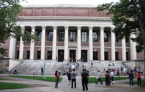 Widener là thư viện chính của trường, đặt theo tên của ông Henry Widener, cựu sinh viên Harvard và là một nhà sưu tập sách. Khi đang trên đường từ Anh trở về Mỹ, tàu của ông đã đâm vào tảng băng trôi, nhấn chìm mọi thứ xuống biển. Đó chính là con tàu Titanic huyền thoại. Sau khi Henry mất, mẹ của ông đã quyên góp toàn bộ số sách cho trường và chi thêm 3,5 triệu USD để xây dựng thư viện. Do số sách ngày càng nhiều, các kỹ sư phải đào thêm hầm chứa. Ước tính hiện có khoảng 3 triệu đầu sách đang nằm dưới lòng đất trong khuôn viên Harvard. Ảnh: Wikimedia.