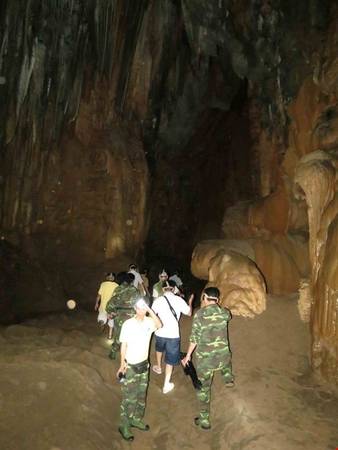 Bên trong nó là những vòm hang lộng lẫy, vô số măng đá đủ hình thù của tự nhiên hàng triệu năm hình thành. So với động Phong Nha thì thạch nhũ ở động Thiên Ðường có nhiều hình thù hơn. 