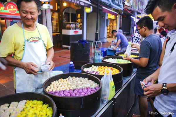 Buổi tối tại phố Jonker vô cùng sôi động. Những quầy hàng, món ăn, đồ lưu niệm được bày bán dọc suốt con phố khiến bạn cảm thấy vô cùng phấn khích.