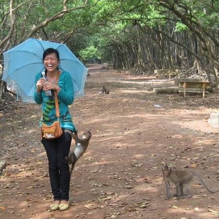 Đảo Khỉ: Đảo Khỉ có tên chính thức là KDL Lâm Viên. Tên đảo Khỉ xuất phát từ việc tại đây có khoảng 2.000 con khỉ các loại. Nếu có ý đến dây, bạn cần cẩn thận vật dụng, tư trang và điện thoại. Lũ khỉ ở đây rất dạn người. Chúng có thể dễ dàng cướp đồ của bạn rồi nhảy vọt lên cây. Ảnh: Hồng Thu. 