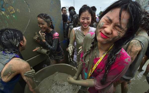 Lễ hội bùn được cho là thu hút lượng khách quốc tế cao nhất trong số các lễ hội của Hàn Quốc. 