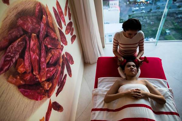 Mát-xa 60 phút miễn phí tại Spice Spa. Ảnh: A La Carte