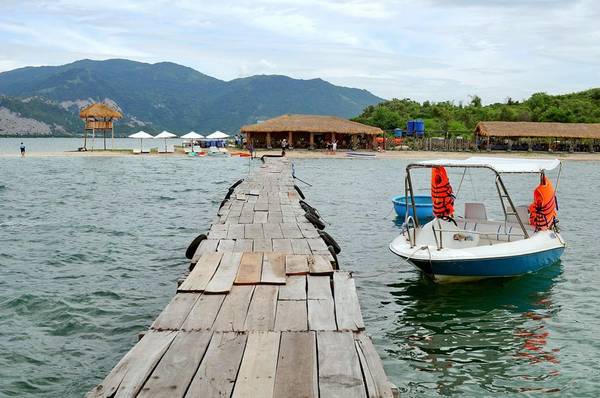 Trên đảo nay đã có nhà hàng để khách ăn uống, nghỉ ngơi.