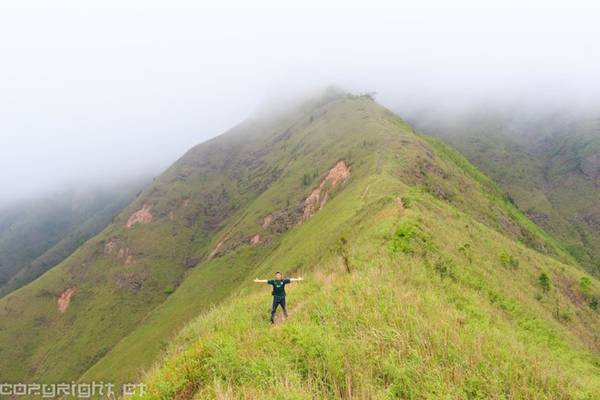 Đây là nơi giáp ranh giữa Việt Nam và Trung Quốc, bạn có thể gặp biên phòng nước bạn đi tuần tra. Lời khuyên là bạn hãy nhanh chóng quay trở lại để tránh gặp rắc rối (trường hợp này rất hi hữu). Nhưng cảnh đẹp ở nơi đây thật tuyệt vời. Nếu bạn cẩn thận sẽ rất đáng giá.