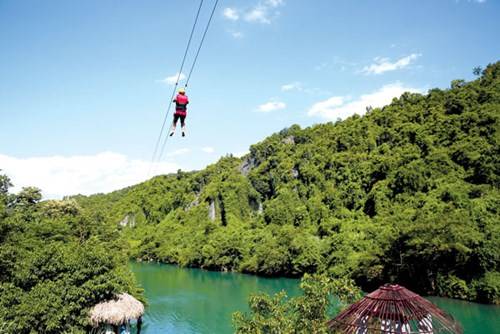 Đu zipline trên suối Nước Moọc - Ảnh: Tuyết Mai