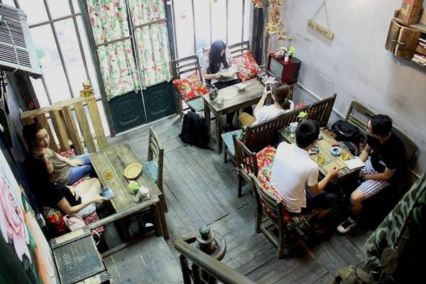 Bao Cấp Café Đúng như tên gọi, quán có không gian hai tầng tái hiện hình ảnh một căn hộ tập thể thời bao cấp. Những món đồ như bộ bàn ghế gỗ thô, tường dán giấy báo, chiếc gối làm bằng vỏ chăn con công đặc trưng, tivi đen trắng, quầy pha chế mang phiên bản mậu dịch với những chiếc ca nhôm, cốc men sứ… gợi nhiều ký ức về thời xưa cũ. Địa chỉ: Số 1 Ngõ 189 Giảng Võ, Quận Ba Đình. Ảnh: Bao Cấp.