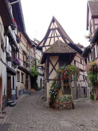 Đường phố nhỏ hẹp với những ngôi nhà từ thời Trung cổ ở Eguisheim - Ảnh: wiki