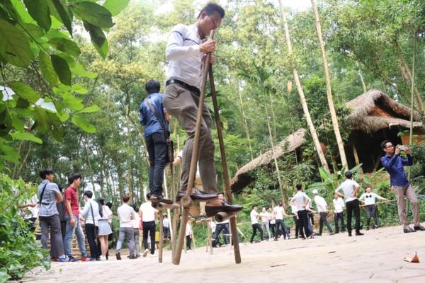 Đánh đu hay đi cầu thăng bằng là hai trong số những trò chơi dân tộc đòi hỏi sự khéo léo và thử thách lòng dũng cảm của du khách.