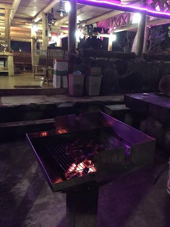 Với khí hậu se lạnh giữa núi rừng, tiệc BBQ và ngọn lửa trại ấm áp sẽ giúp cuộc trò chuyện giữa nhóm bạn đêm khuy thêm nhiều kỷ niệm.