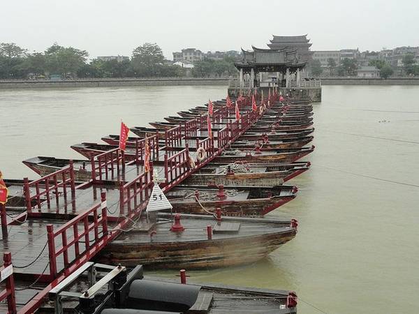 Vào năm 1638, cầu bị cháy và hư hỏng nặng. Cầu Quảng Tế đã phải trải qua năm lần sửa chữa lớn. Trong đó lần nặng nhất là 4 năm sau khi công trình hoàn thành, một cơn lũ đã làm cầu sụp đổ.