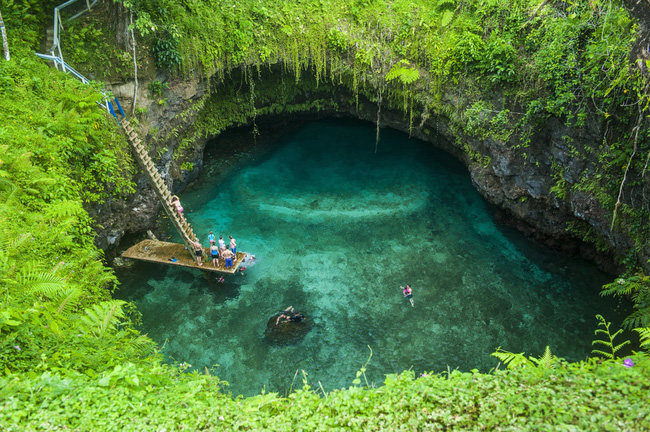 Du khách thích thú bơi lội ở To Sua Ocean Trench, một “vũng bơi” tuyệt đẹp năm trong một tổ hợp nhiều bể bơi tự nhiên và lỗ phun nước.