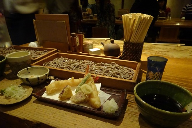 2. Lưu ý trước khi ăn: Câu mời trên bàn ăn của người Nhật là “Itadakimasu”. Thỉnh thoảng, một chén cơm hoặc mì udon nhỏ sẽ được mang ra kèm với thức ăn mà bạn yêu cầu. Hãy bưng chén bát khi ăn cơm, đừng cúi người xuống bàn. Nếu thấy người phục vụ đặt lên bàn chiếc khăn nóng (Oshibori), hãy nhớ loại khăn này chỉ dùng để lau tay, tuyệt đối không lau mặt.