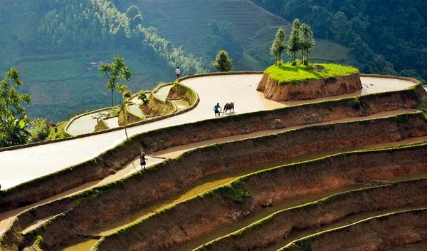 Trong ánh hoàng hôn, ngắm nhìn những thửa ruộng long lanh xếp đặt tít trên tận đỉnh núi khiến người ta dễ tưởng rằng, khoảng cách giữa đất trời gần gũi lắm, và tưởng tượng ra mình là người hùng trong câu chuyện cổ tích, chỉ cần đưa tay lên là với tới bầu trời.