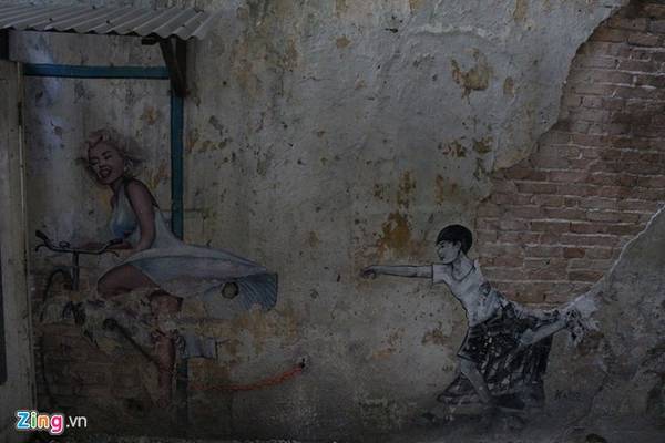 Dự án Nghệ thuật của Old Town do nghệ sĩ Ernest Zacharevic bắt đầu năm 2014 đãmang đến cho thành phố những bức tranh 3D sống động. Ảnh: Bảo Phong. 