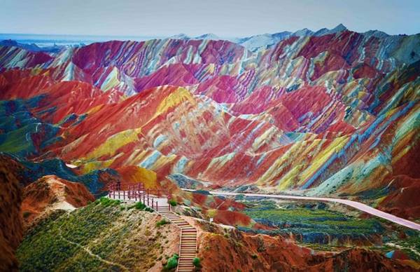 Danxia, Trung Quốc: Danxia được công nhận là Di sản thế giới và danh thắng này khá giống với những tác phẩm siêu thực trong hội họa. Những dải màu mà bạn thấy là do hoạt động địa chất gây ra, và chúng đã tồn tại ở đây từ hàng trăm triệu năm trước. Những hang động ẩn náu bên dưới các lớp đá cuội ở đây sẽ là một trải nghiệm lý thú với những ai đam mê mạo hiểm. Các cung đường mà bạn đi qua sẽ đem đến nhiều điều kỳ thú mà không đâu có được với phong cảnh thiên nhiên đặc sắc và các đền thờ cổ.