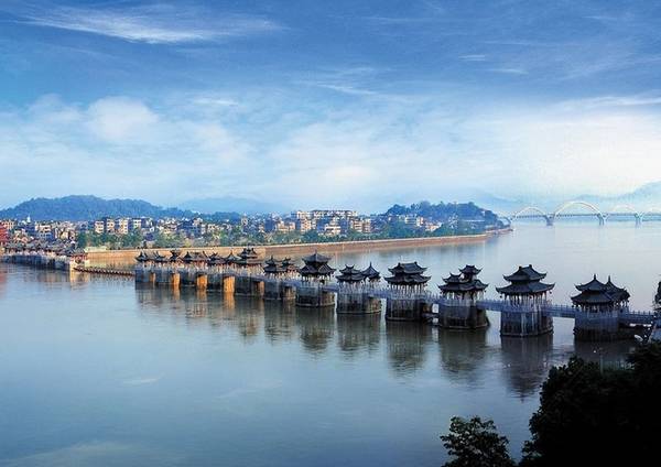 Cầu Quảng Tế được xếp vào 4 cây cầu cổ nổi tiếng nhất Trung Quốc (tứ đại cổ kiều) – ba cây cầu cổ khác là An Tế ở Hà Bắc, Lạc Dương ở Phúc Kiến và Lư Cầu ở Bắc Kinh. Có câu nói rằng nếu bạn đến Triều Châu mà chưa đi ngắm cầu Quảng Tế thì chuyến đi của bạn xem như vô giá trị.