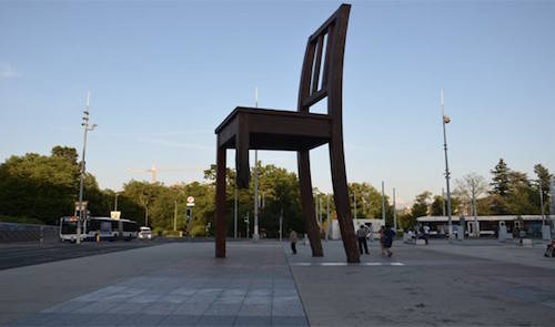 Biểu tượng chiếc ghế gãy một chân (broken chair) nổi tiếng đặt tại quảng trường Palais des Nations, đối diện trụ sở Liên Hợp Quốc ở Geneva là lời kêu gọi tất cả quốc gia phổ cập hóa và thực hiện nhanh chóng, đầy đủ Công ước Ottawa trong việc phản đối sử dụng mìn sát thương cá nhân và bom bi.