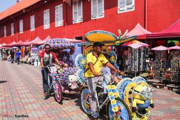 Và tất nhiên với những tour có hướng dẫn viên du lịch thì chẳng bao giờ bạn được đưa tới những địa điểm đặc biệt tại đây. Nếu muốn cảm nhận hết những nét riêng biệt của thành phố này, hãy đừng đi theo tour và cũng đừng đi một mình, hãy cùng bạn bè khám phá các con phố, các món ăn.