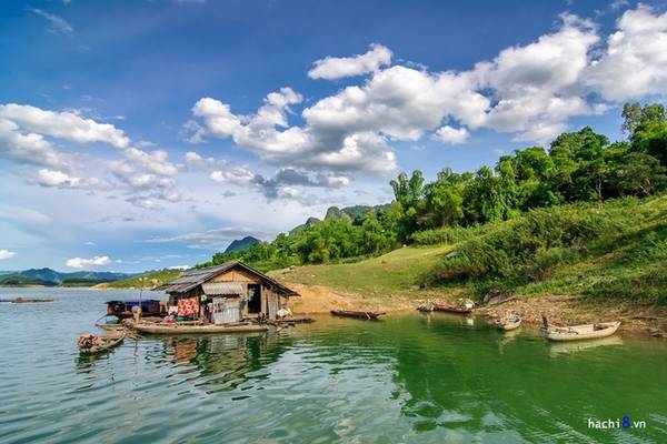 Bến thuyền hữu tình, khung cảnh Thung Nai đẹp như tranh vẽ hiện ra trước mắt. Một hồ nước rộng được bao bọc bởi những dãy núi trùng trùng điệp điệp, ở giữa là những hòn đảo lớn nhỏ ẩn hiện. Vì vậy Thung Nai còn được mệnh danh là "Hạ Long trên cạn".