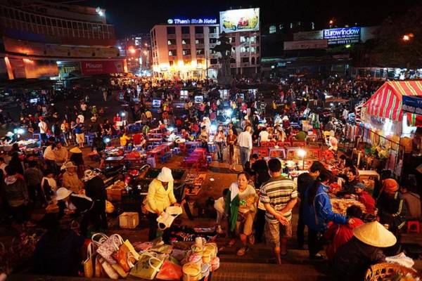 Chợ đêm Đà Lạt Nơi đây còn có tên là chợ Âm Phủ, bởi người dân Đà Lạt họp chợ lúc 2-3h sáng dưới ánh đèn dầu leo lét, ẩn hiện trong màn sương mờ ảo tạo nên cảm giác lạnh lẽo, ma quái. Buổi tối, chợ bán các mặt hàng áo len, khăn lụa, đặc sản Đà Lạt… cho du khách. Các hàng ẩm thực cũng luôn đông khách nhờ các món sữa đậu nành, bánh tráng nướng, bún riêu…Từ sau 12h, đây là chợ đầu mối thực phẩm, nông sản tấp nập. Ảnh: Yeah1.