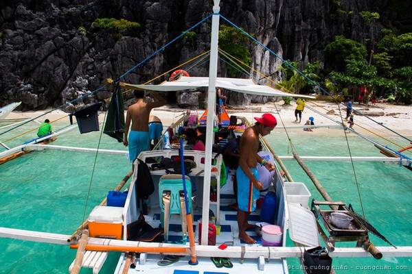 Cách đi cũng rất đơn giản. Bạn đặt vé khứ hồi chặng TP HCM - Puerto Princesa, không có chuyến bay thẳng bạn phải quá cảnh ở Manila. Từ Puerto Princesa, bạn có thể đi xuống El Nido bằng xe bus, còn nếu thích kiểu khám phá thì thuê xe máy.