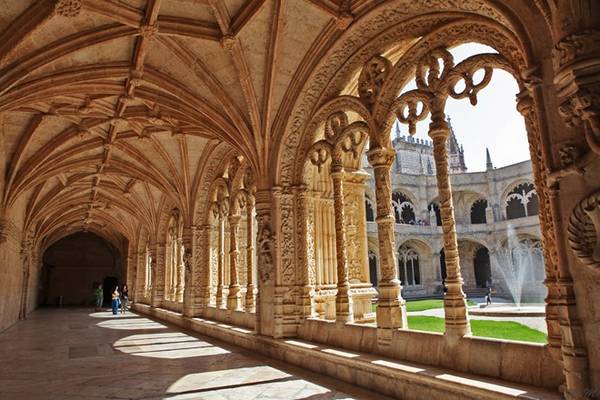 Cách tháp Belém không xa là tu viện Jeronimos tuyệt đẹp. Ảnh: Travelmoodz. 