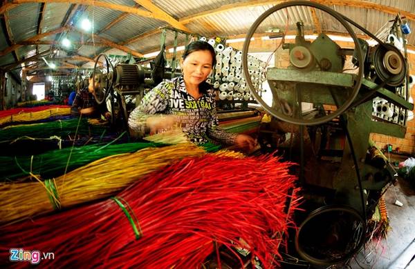 Sau đó đưa về dệt....