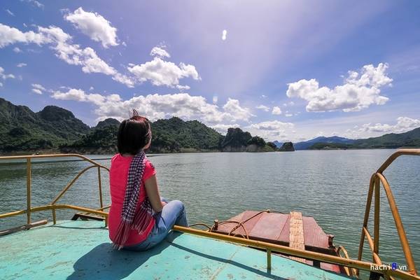 Tới Thung Nai, điều thú vị nhất là được ngồi thuyền dạo quanh lòng hồ sông Đà. Vừa đi vừa ngắm nhìn phong cảnh kỳ vĩ của núi non, đôi lúc bạn bắt gặp những hòn đảo nhỏ, trông khá giống cảnh ở Hạ Long.