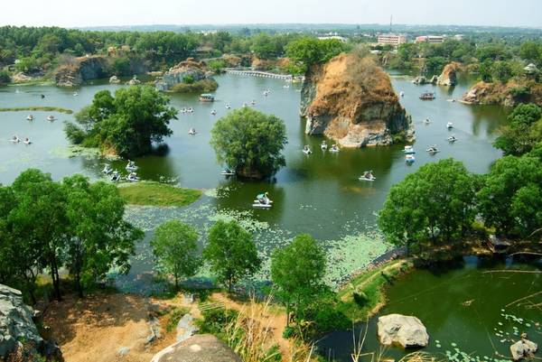 Nếu bạn muốn tìm nơi du ngoạn hay tận hưởng không khí trong lành vào dịp cuối tuần thì Bửu Long quả là một địa chỉ tuyệt vời. Đứng từ trên núi cao trong khu du lịch có thể nhìn thấy toàn cảnh thành phố Biên Hòa nằm bên con sông Đồng Nai uốn lượn xen lẫn với màu xanh của cỏ cây, đồng lúa, tạo nên một bức tranh thơ mộng. Ảnh: Buulong