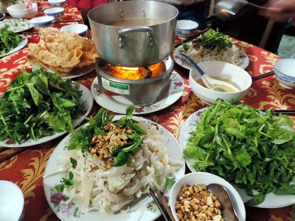 Gỏi lua khi ăn chan nước lèo vào, dùng kèm bánh tráng nướng .