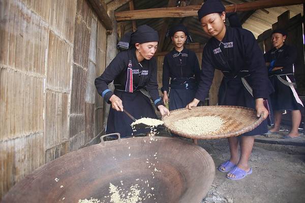 Mùa thu cũng là thời điểm đồng bào La Chí sống ở nơi tận cùng cực Bắc diễn ra nhiều hoạt động cộng đồng trước khi mùa gặt tới. Tại sân chơi chung của xã, người dân tập trung chơi trò chơi và mừng lễ hội Cúng cơm mới.