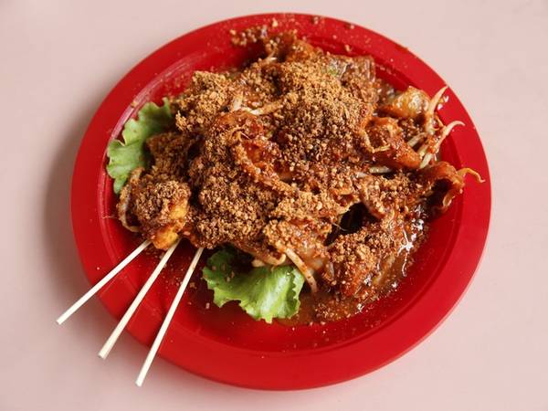 Rojak là salad rau quả làm từ dứa, dưa chuột, bột chiên với sốt cá, thêm chút lạc xay rắc lên trên. Món ăn này hòa trộn các vị như ngọt, cay.