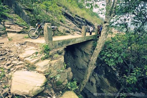 Cầu Thiên Sinh nằm ở cuối thôn Lao Chải, cách trung tâm xã Ý Tý gần 10 km. Theo tiếng dân tộc Hà Nhì, cầu có tên là Thiên Sân Shù có nghĩa “trời sinh”. Cầu chỉ ngắn chừng một mét, trước đây là một tảng đá tự nhiên bắc qua khe sâu hun hút, phía dưới là dòng suối Lũng Pô. Cây cầu cũng chính là nơi nối liền Việt Nam - Trung Quốc, bước qua cầu là cột mốc 87 thuộc địa phận Trung Quốc. Ảnh: cungphuot.