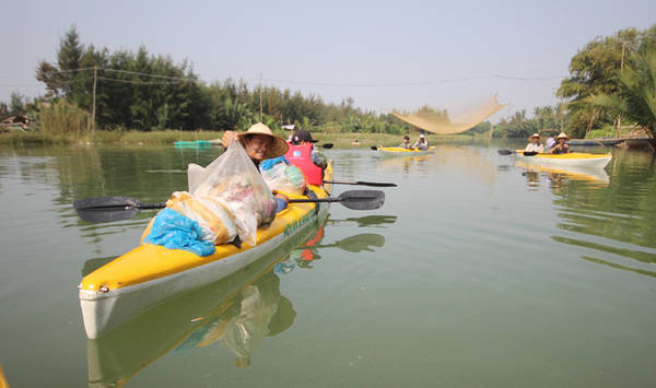 Anh Long cho biết sau khi quảng bá tour lên mạng xã hội và nhiều nơi, du khách biết đến và đặt vé tham gia.