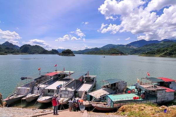 Nằm cách Hà Nội chừng 80 km, đây là một địa điểm được nhiều du khách lựa chọn để tránh nóng trong những ngày hè. Bạn có thể gửi xe tại bến và bắt đầu hành trình sông nước của mình. Dịch vụ thuê thuyền khá đa dạng, một số đảo có dịch vụ ăn nghỉ đưa đón trọn gói. Ngoài ra bạn cũng có thể tự thuê thuyền để di chuyển các điểm tham quan. Giá vào khoảng 300.000-500.000/thuyền và phụ thuộc vào số lượng điểm đến.