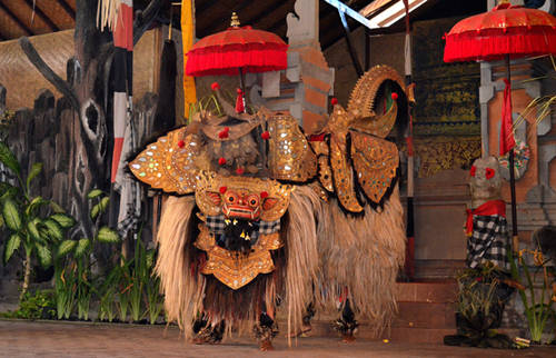 Thưởng thức một điệu múa truyền thống: Kịch nghệ và múa là những nét đặc sắc trong văn hóa bản địa của người dân đảo Bali. Nếu may mắn, bạn có thể bắt gặp một màn múa truyền thống trong ngày lễ hội; hoặc bạn có thể đến xem tại các sân khấu dành cho khách du lịch. Nổi tiếng nhất trong các điệu múa của người dân Bali là múa Barong & Kris và Kecak.