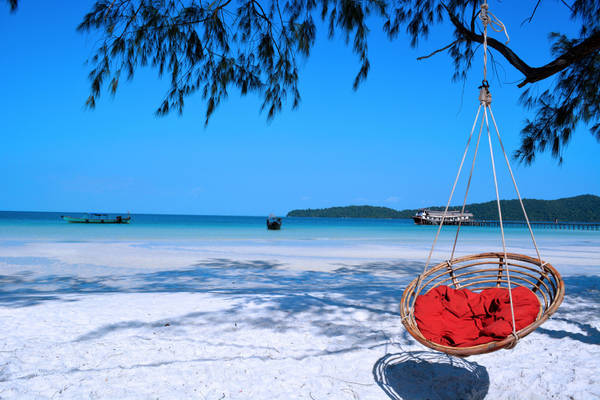 Koh Rong, Campuchia: Nằm tại bờ phía Nam của Campuchia, Koh Rong thực sự là một hòn ngọc giữa biển khơi. Nơi đây có các căn nhà gỗ nhỏ nhắn, xinh đẹp nằm rải rác dọc theo biển hoặc ở trên cây thích hợp cho những du khách yêu thích sự yên tĩnh. Ngoài ra, các chuyến du lịch leo núi và khám phá những khu rừng mưa nhiệt đới tại đây cũng là một hoạt động không kém phần hấp dẫn khi đến Koh Rong. Ảnh: Ben bruce