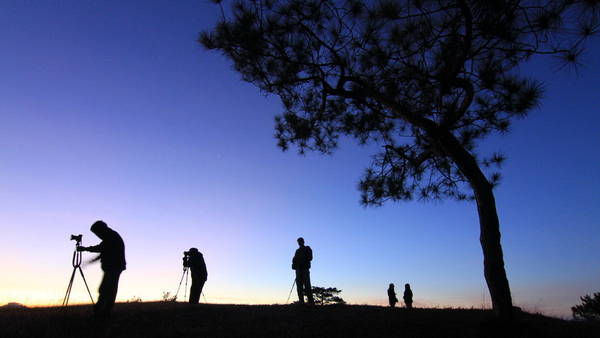 Du khách say sưa chụp ảnh bình minh Đà Lạt trên đỉnh đồi Thiên Phúc Đức - Ảnh: Thế Anh