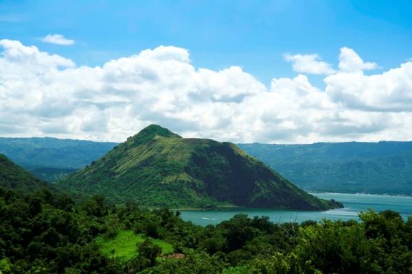 Thời điểm lý tưởng nhất để thăm Tagaytay là vào khoảng tháng 5, lúc này thời tiết đẹp, trong xanh nên có thể dễ dàng đến gần khám phá lòng hồ núi lửa. Ảnh: cushtravel.com